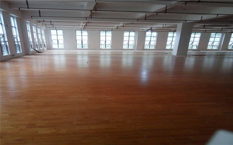 24厚木地板籃球場(chǎng)怎么翻新?