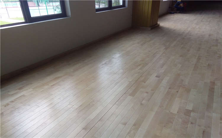 拼裝風(fēng)雨操場實(shí)木地板施工技術(shù)